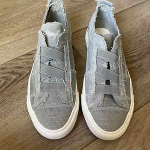 Blowfish Malibu Gray Slip on Frayed Distressed Fabric Sneakers in Size 8